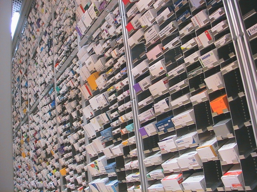 Optimale Lagerung der Arzneimittel im Automaten "Pharma-Go" von Stirnberg, unterst�tzt von der ApoSTAR-Software - alle Arzneimittel werden hier schnell und sicher eingelagert. Das pharmazeutische Fachpersonal hat mehr Zeit f�r die Patienten.